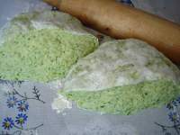 Зеленое тесто для паровых вареников на шпинате и кефире